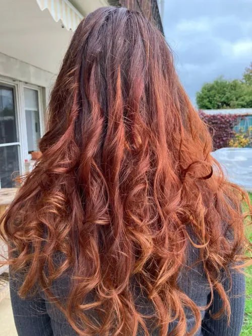 Kupferfarbene lange Locken