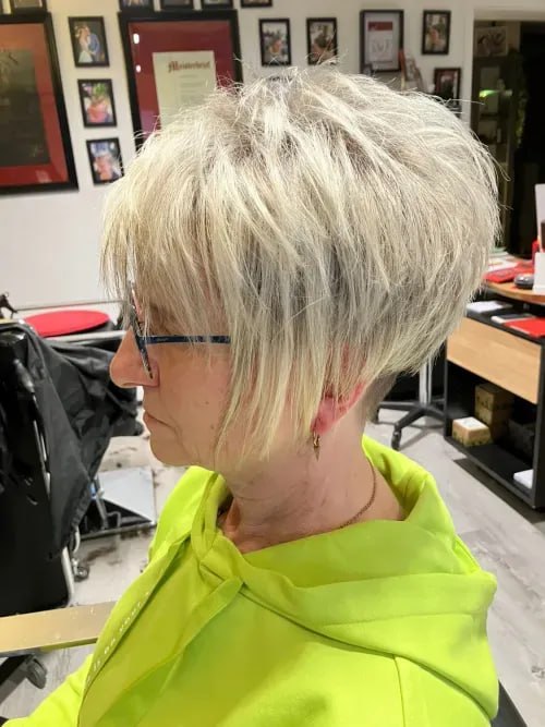 Kurzer blonder Schnitt im Salon