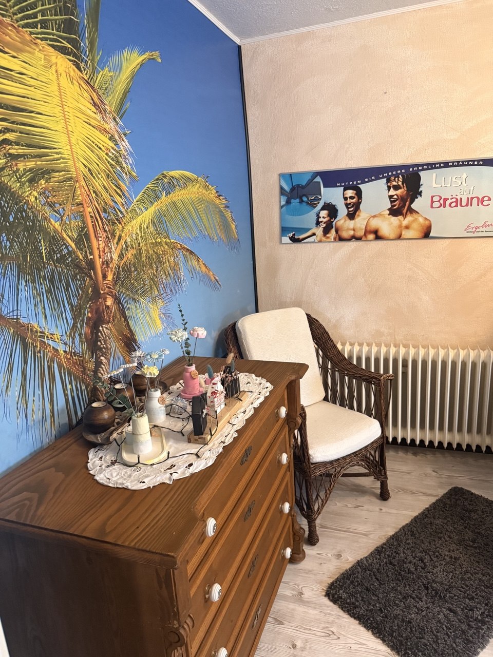 Solarium Raum mit Palmenmotiv und Sitzbereich