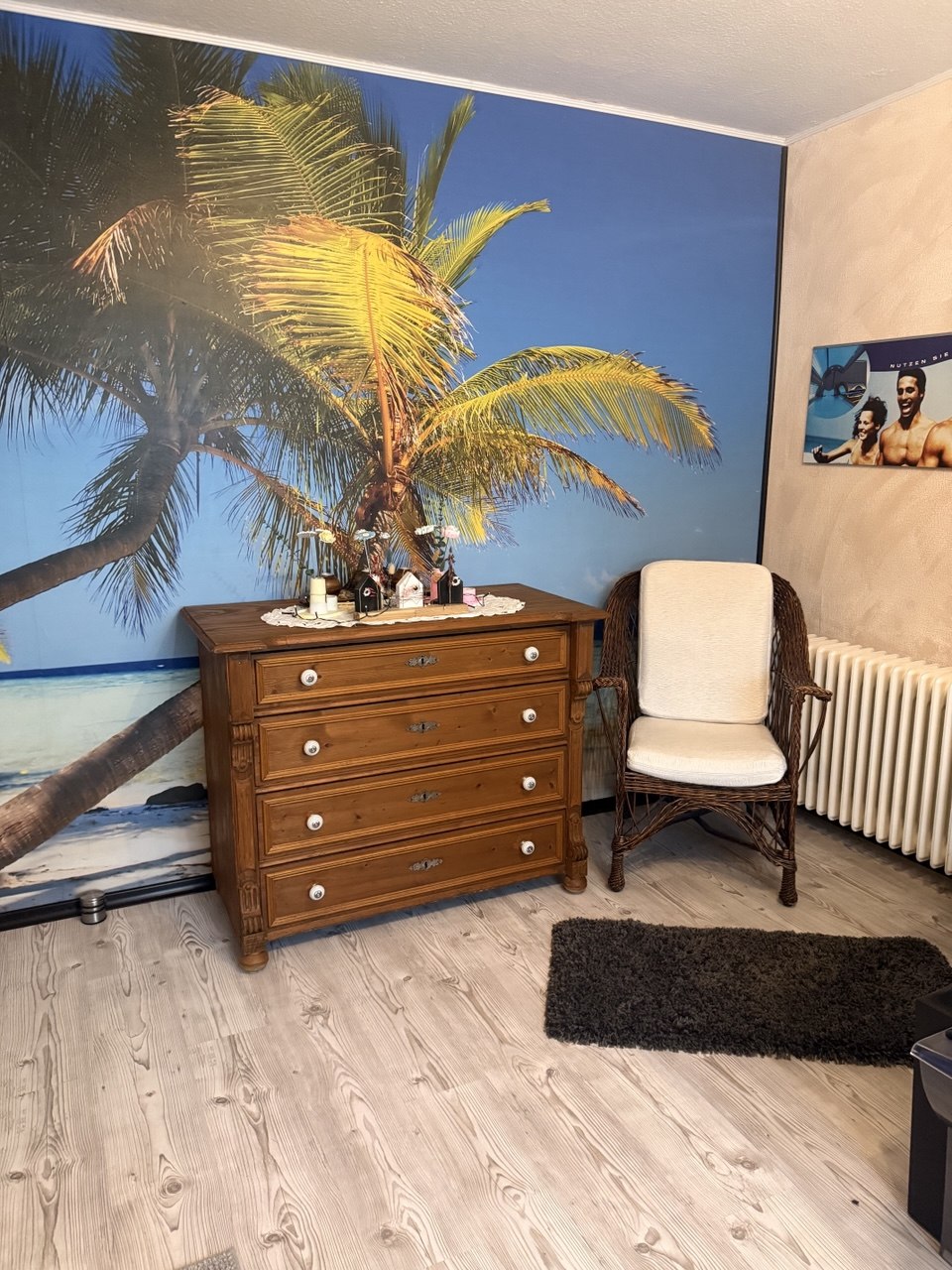 Wartebereich im Solarium mit Palmenmotiv
